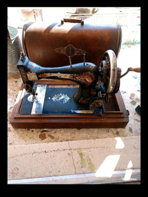 Antique 1900 Sinker Hand Crank Sewing Machine, collectible, fully functional