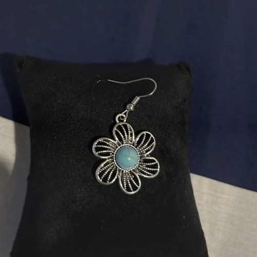 Dangling earrings with plastic clasp new, silver color