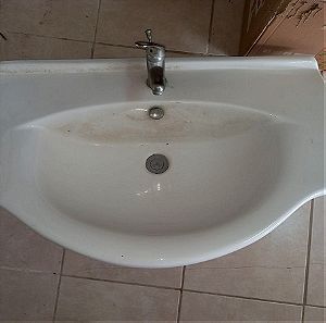 Νιπτήρας μπάνιου με την μπαταρία βρύσης