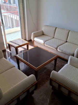 Σετ επίπλων σαν καινούργιο με σαλόνι, σύνθετο, κρεβατοκάμαρα, τραπέζια και καρέκλες