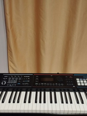 Roland Juno DS-88 σε πολύ καλή κατάσταση