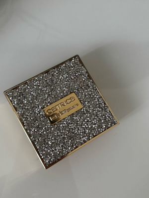 Eyeshadow palette like new, one shade used