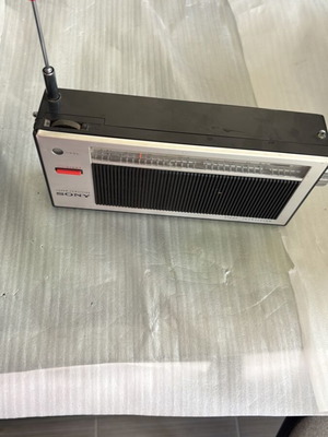 Sony Super Sensitive Eight Transistor radio used, not working
