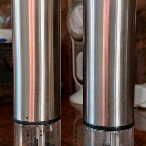 Pepper and salt mills like new, set of 2