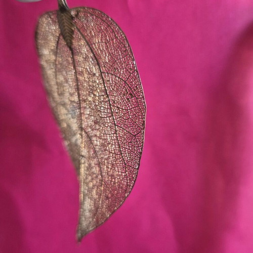 Leaf necklace like new, gold-colored
