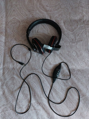 Gaming headphones wired used with microphone and inline controller