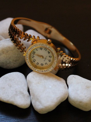 Bracelet watch with strass like new, battery replacement needed