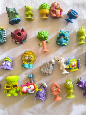 Stikeez Trash Pack figures like new, set of 31 with suction cups