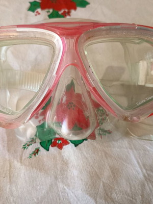 Sea mask used, silicone with safety lenses