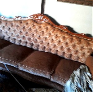Χειροποίητο σαλόνι από καρυδιά, σκαλιστό, με βελούδινο ύφασμα δεκαετίας του ‘60 σε άριστη κατάσταση.