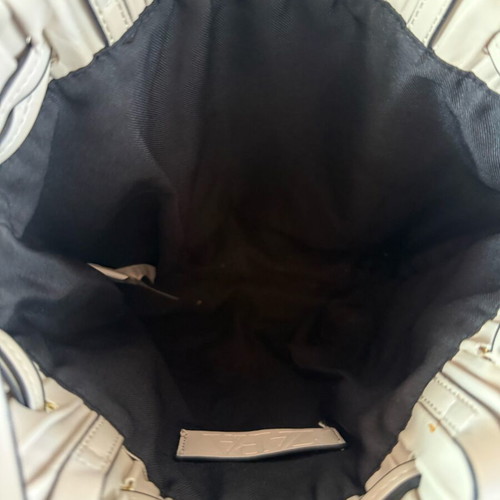 Zara bucket bag used, cream shoulder with magnetic closure