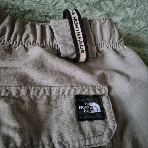 The North Face Convertible 2 in 1 pants/shorts like new, size L