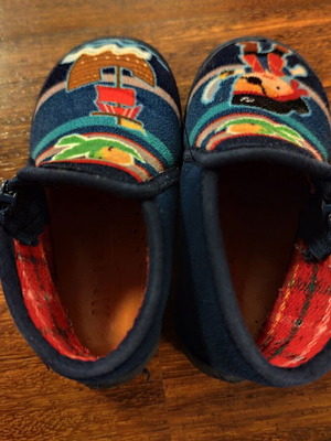 Minimax slippers like new, kids size 23