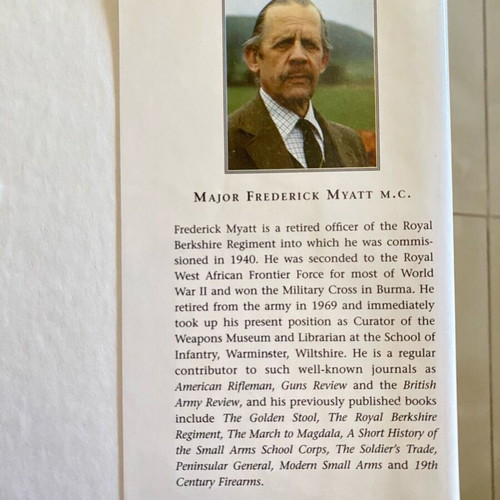 Book with pistol descriptions in English, like new