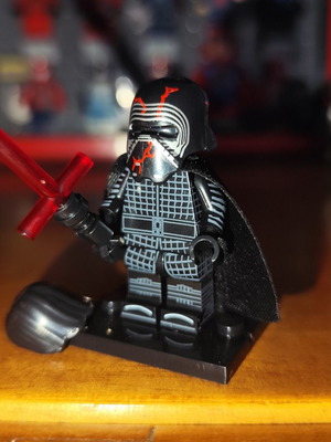 Φιγούρα Kylo Ren σαν καινούργια με βάση και κόκκινο cross lightsaber