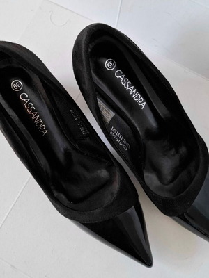 Black pointed pumps used with patent toe and square heel size 39