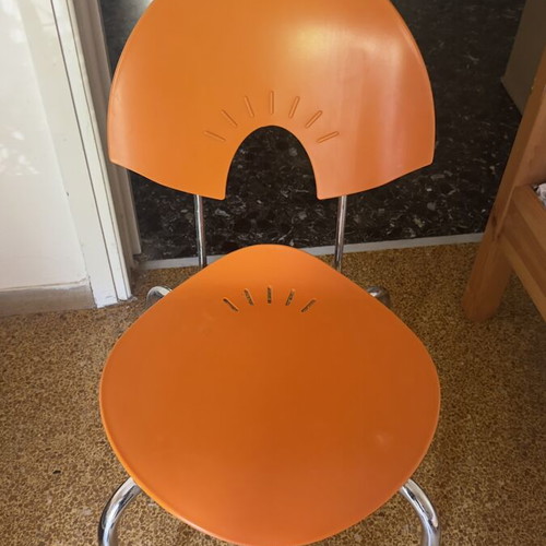 Metal chairs set of 4 like new for home and professional use