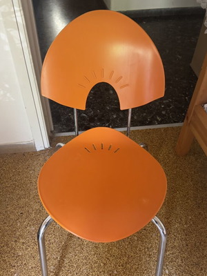 Metal chairs set of 4 like new for home and professional use