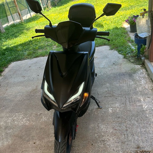 Scooter like new, 3,650 km, black, petrol