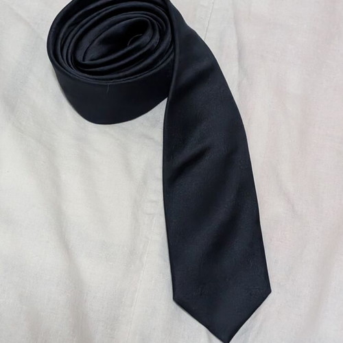 Black tie like new in excellent condition
