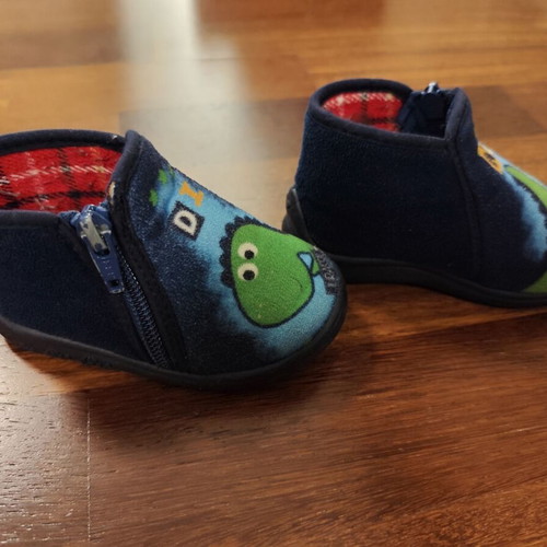 Mini Max slippers size 23 like new, blue and green