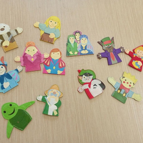 Puppet theater and finger puppets like new, 12 pieces with felt clothes