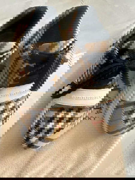 Обувки Burberry
