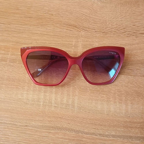 Vogue 322136 sunglasses like new, red with gold details