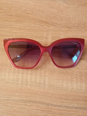 Vogue 322136 sunglasses like new, red with gold details