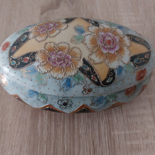 Royal Satsuma ceramic box hand painted, like new, collectible
