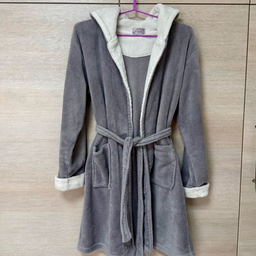Fleece hooded warm bathrobe with pockets, Cool brand