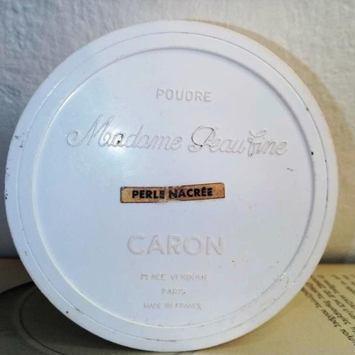 Vintage powder box Madame Peau Fine by CARON used