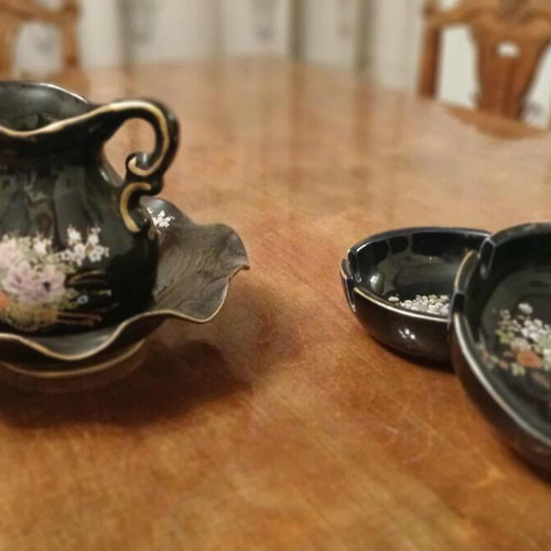 Decorative set jug and ashtrays like new with black glossy finish