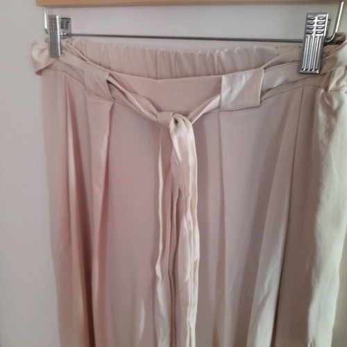 Zoya beige palazzo pants medium like new with pleats and fabric belt