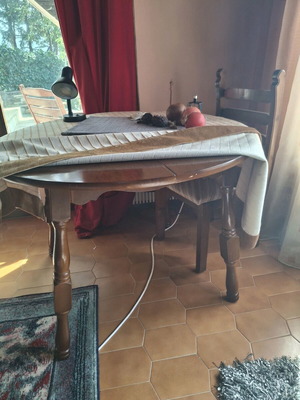 Living room table like new, solid wood
