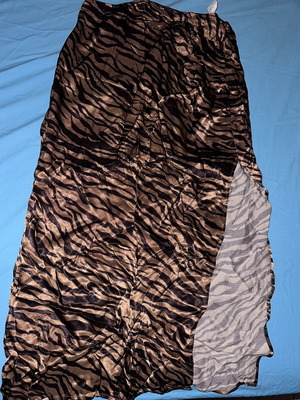 Stradivarius Monti satin skirt no.36 with side slit, tiger print