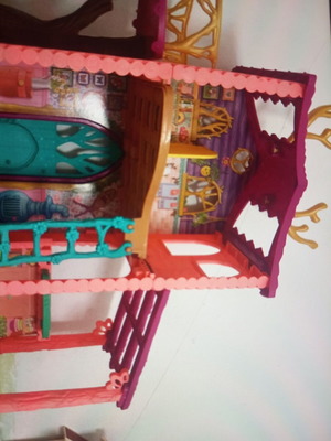 Treehouse for dolls like new