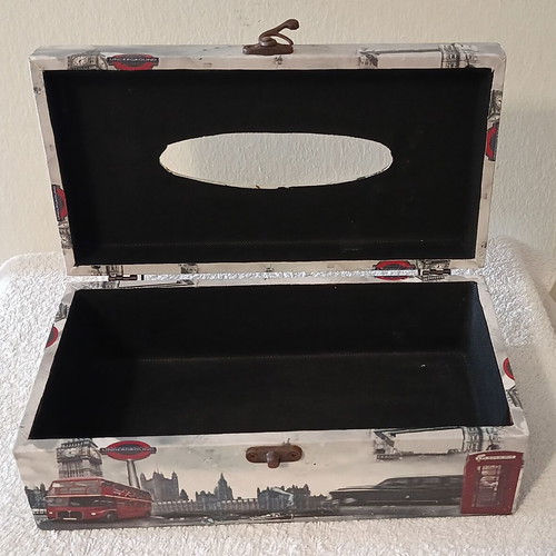 London tissue box in good condition with small defect