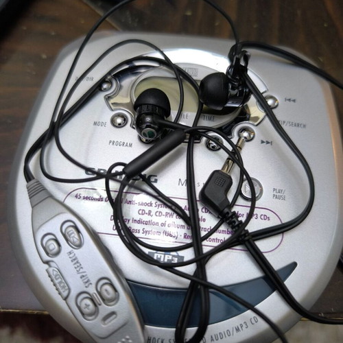 Grundig Mystixx CPD 9200 Portable CD Player used with case and headphones