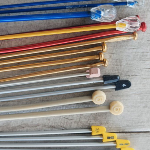 Knitting needles like new, pack of about 70 pairs, various sizes