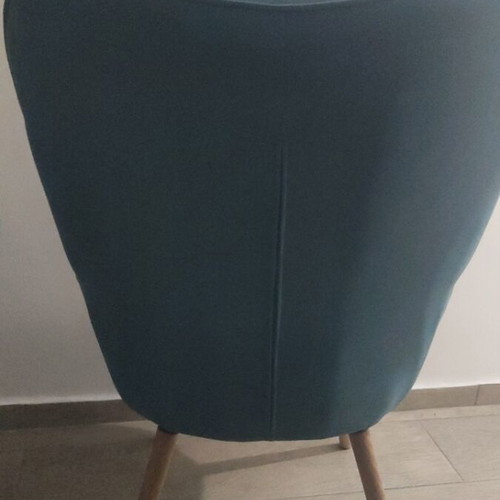 Armchair green with wooden supports like new