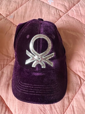 United Colors of Benetton velvet hat like new, purple