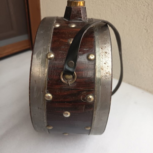 Παραδοσιακό ξύλινο παγούρι με μεταλλικά πριτσίνια από τα Μετέωρα