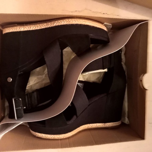 Ugg platform shoe new, size 38, black