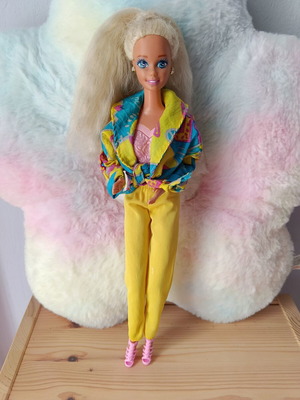 Barbie 90s κούκλα μεταχειρισμένη με μικρό ξεφλούδισμα στο μηρό