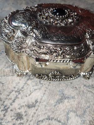 Κουτί για κοσμήματα σαν καινούργιο με μαύρη πέτρα και βελούδινη επένδυση