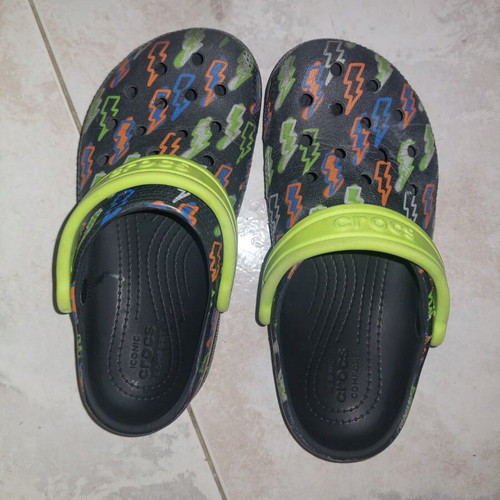 Crocs Classic Lightning Bolt Clog size 31 like new, multicolor