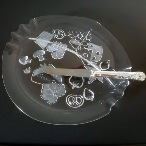 Serving platter with knife, like new, 28 cm, divided in 3 parts