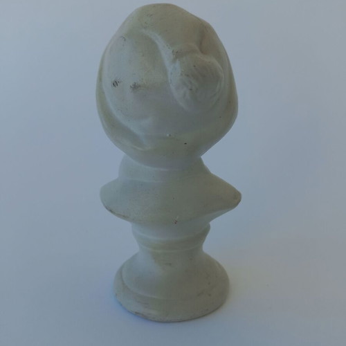 Vintage bust figurine of boy like new