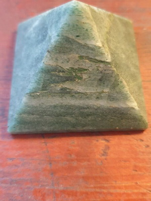 Pyramid green aventurine like new